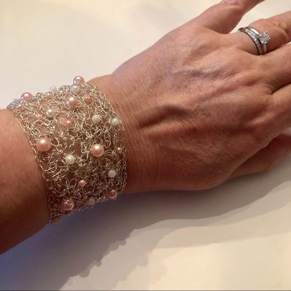 Artisan silver mesh wire and pink bead bracelet. - Picture 4 of 7